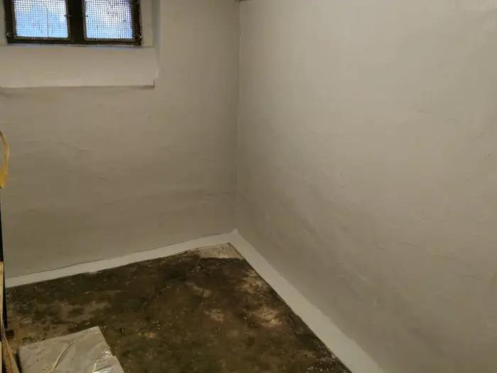 Kellerwand nach der Abdichtung